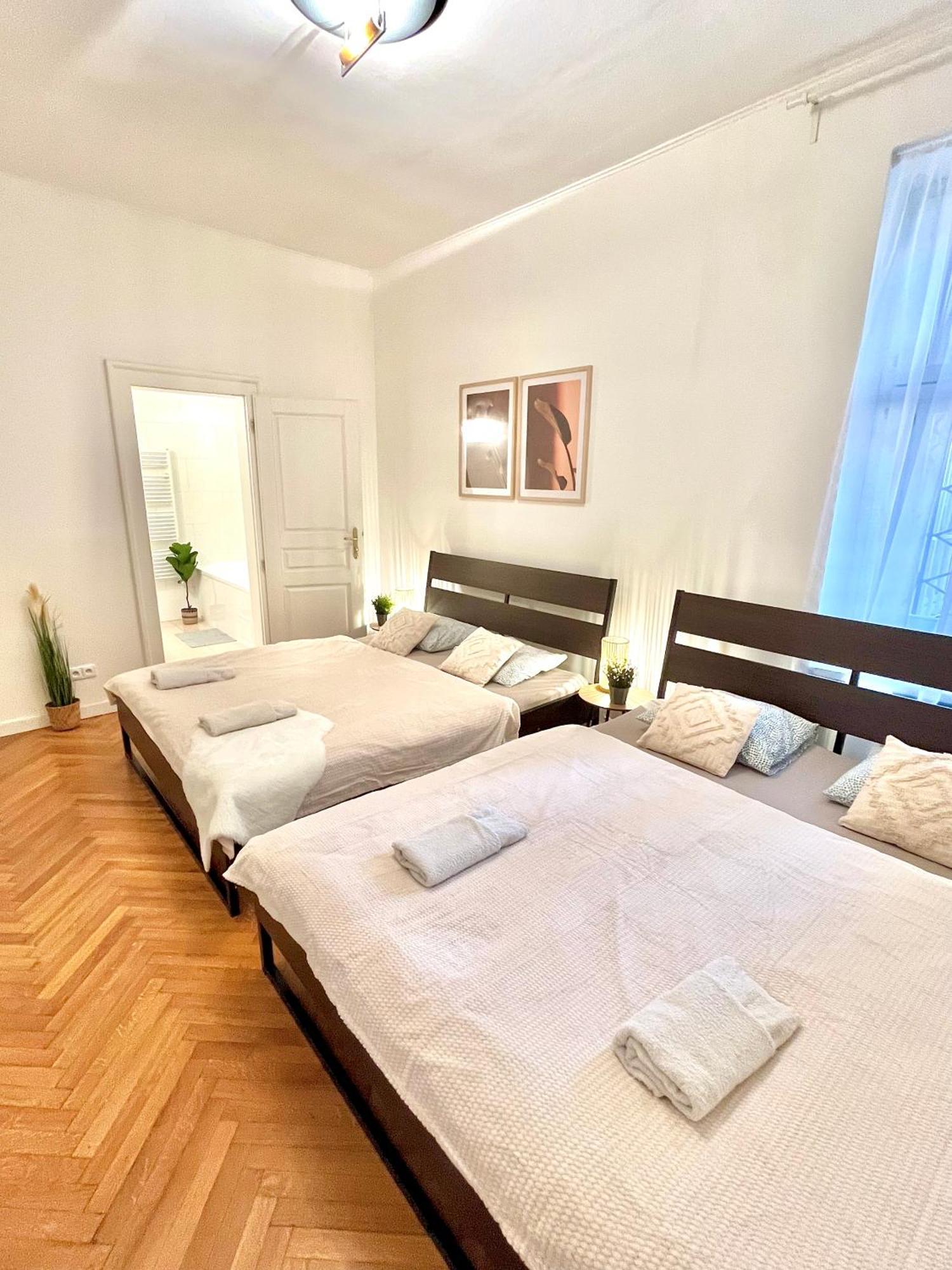 Apartment Mia - Old Town Братислава Екстериор снимка